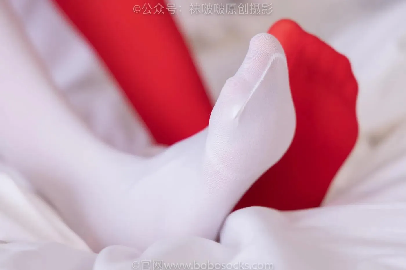 [BoBoSocks袜啵啵]NO.152 稚予-圣诞服、帆布鞋、厚白丝、厚红丝 [135P]插图5